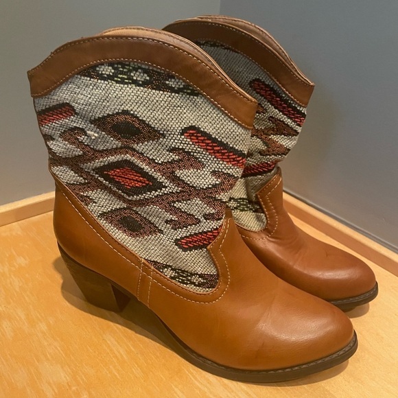 Wanted Shoes - Wanted Women’s Western Kilim Boots Size 10 – Tan Faux Leather & Woven